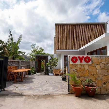 Oyo 1493 Surya Villa Selong Belanak Exterior photo