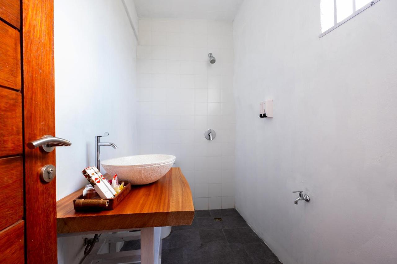 Oyo 1493 Surya Villa Selong Belanak Exterior photo